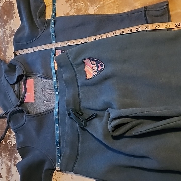 Pink hooded pullover sweatshirt and matching capris sweatpant. - Picture 6 of 11